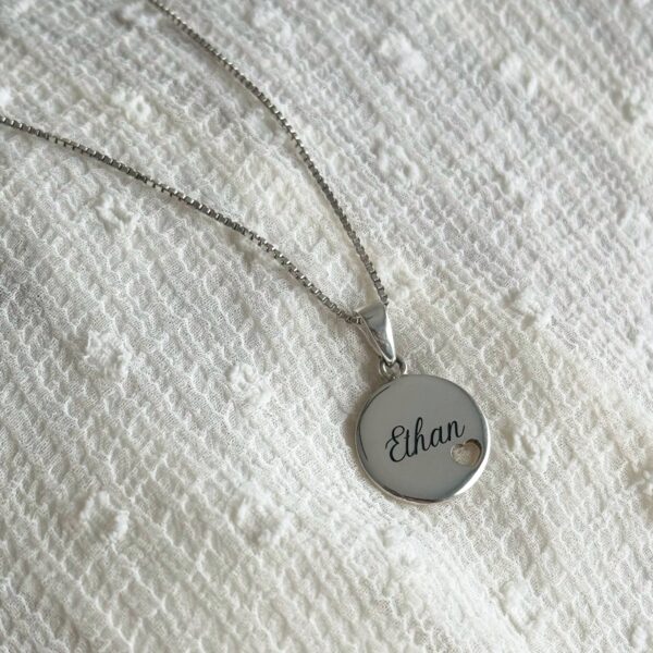 Medalla Latido – Plata 925 personalizada con nombre y corazón calado